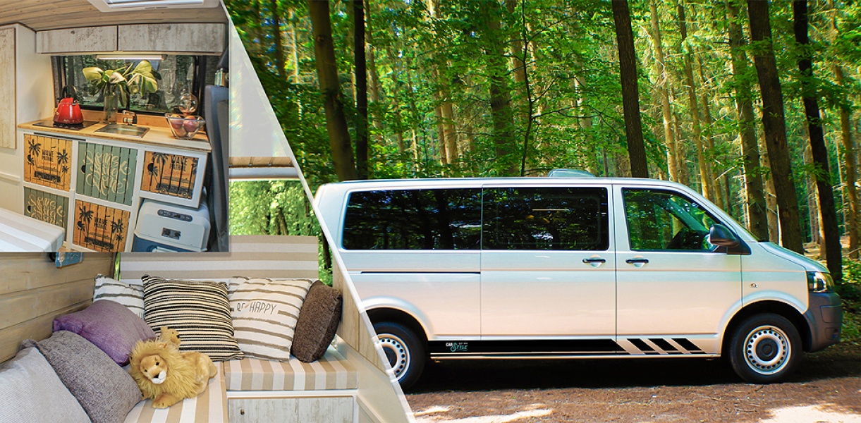 Collage aus Transporter, Innenraum-wohnausstattung und Logo Carstyle